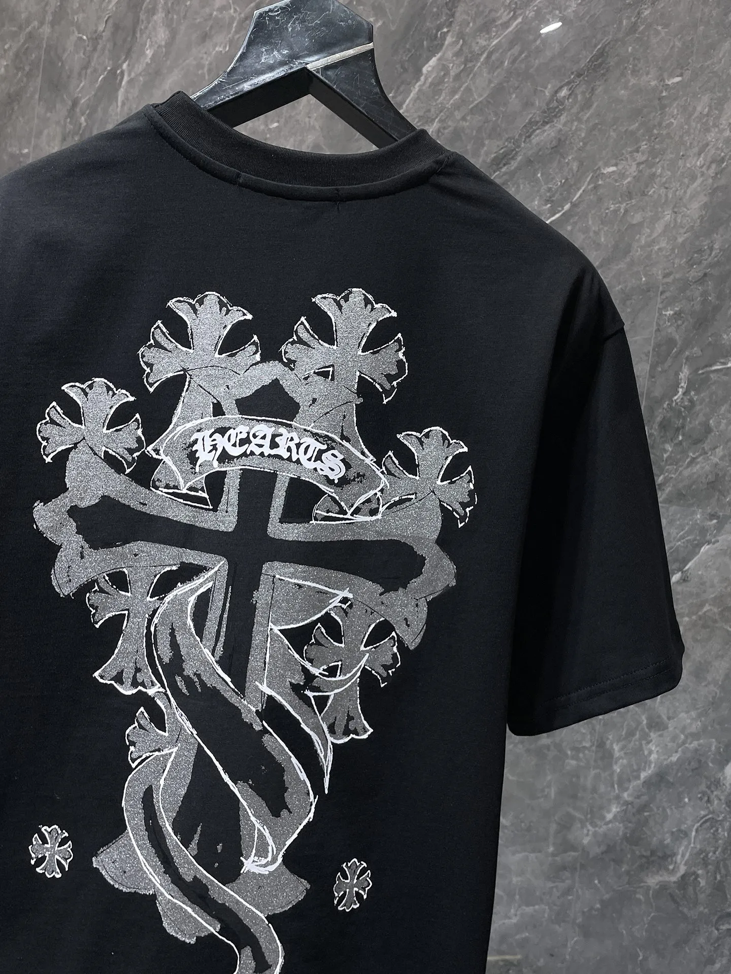 P146 New Chrome Hearts 25ss for summer. High-weight, environmentally friendly and high-quality top-grade fabric. 260g~270g. Chrome overlapping iron cross Sanskrit short sleeves. Counter synchronization. Re-engraved version 1:1. Recommended colors: white, black. Size: S, M, L, XL.